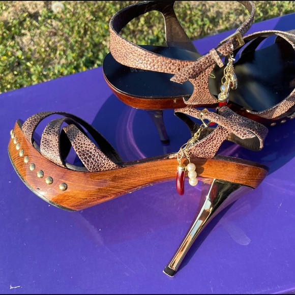 Report Signature Pepper, wood with metal studs and gold heels with charms! 🌶 - Picture 5 of 15